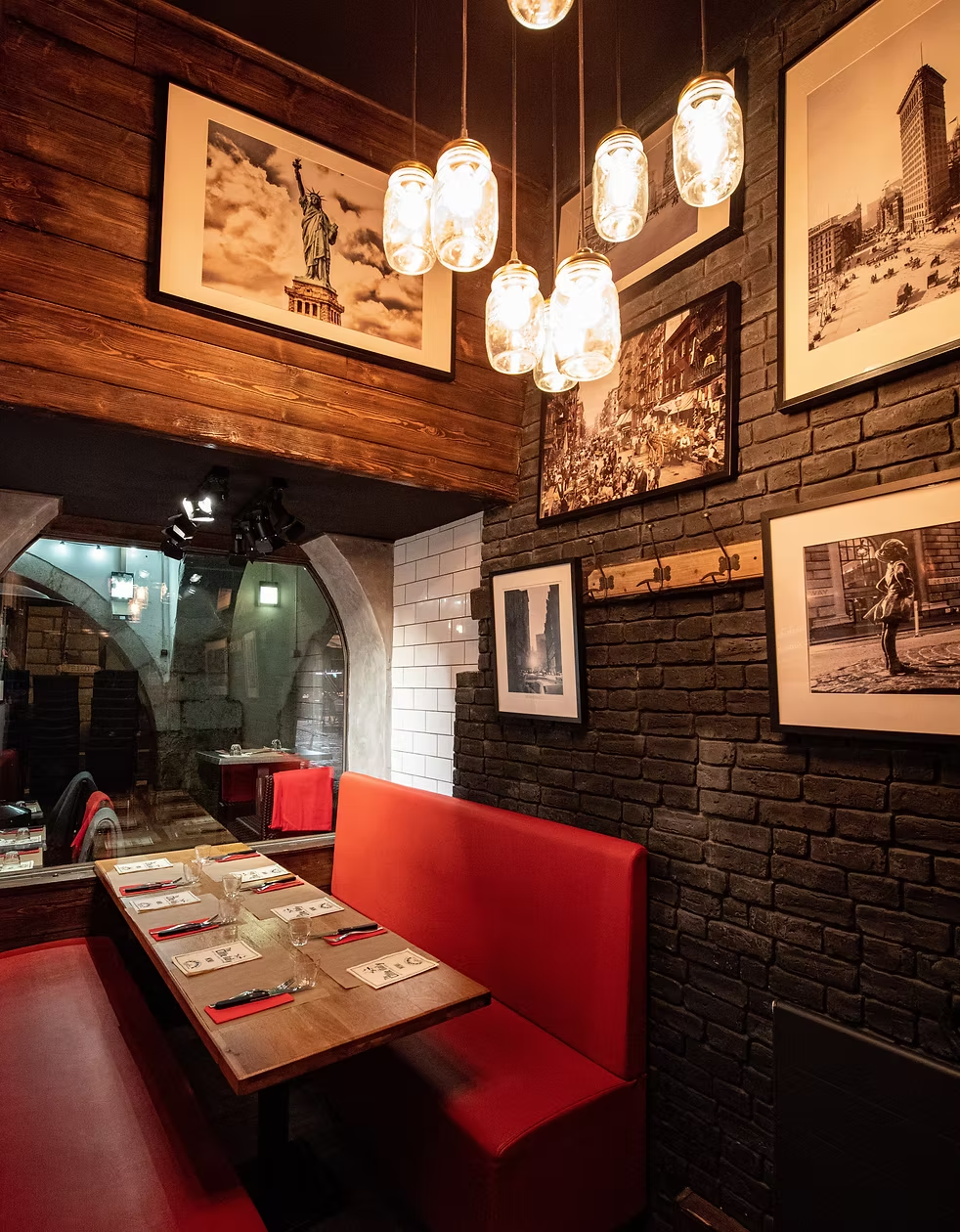 Banquette rouge et lumières chaudes dans la salle du restaurant